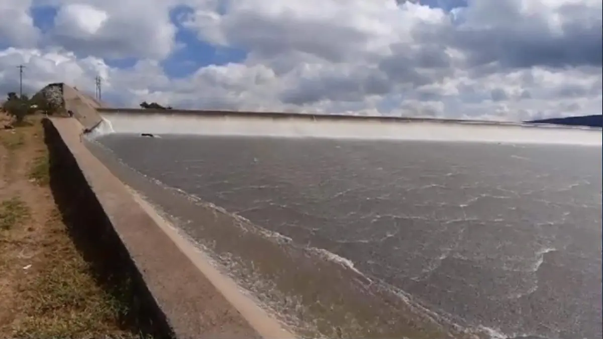 Presa de 40 con mas de 18 Centimetros de agua en el vertedero